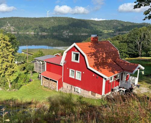 Svenshogen House | Lovely holiday house by a beautiful lake!