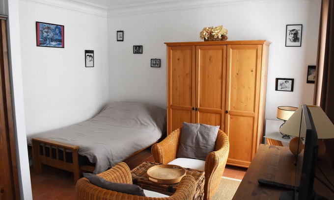 Montmartre Apartment | Lovely Holiday Studio in Montmartre