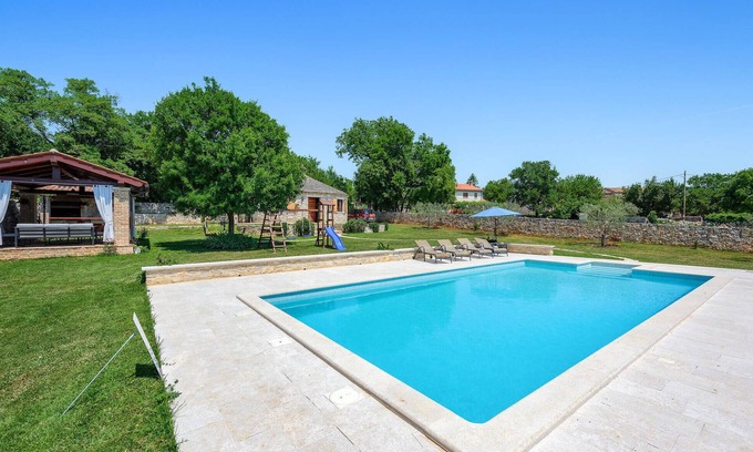 Cabrunici House | Lovely home in Cukrici with WiFi