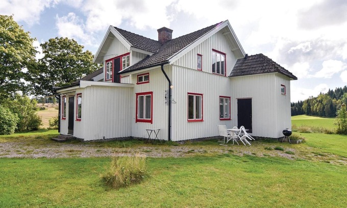 Fargelanda Municipality House | Lovely home in Högsäter with kitchen