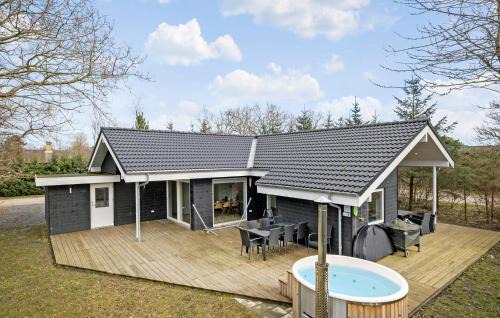 Haslevgarde House | Lovely Home In Hadsund With Kitchen