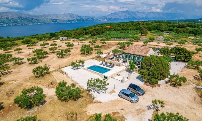 Praznica House | Lovely home in Pucisca - Praznica