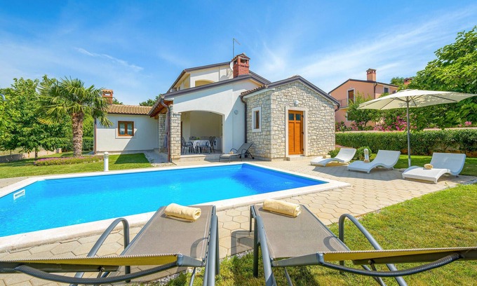 Mofardini House | Lovely home in Kmacici with kitchen