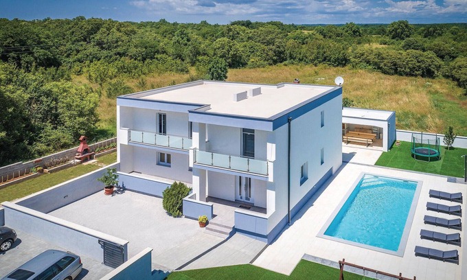 Loborika House | Lovely home in Loborika with WiFi