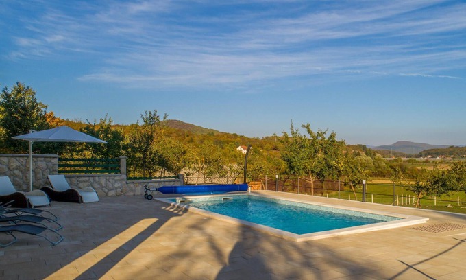 Otocac House | Lovely home in Otocac with WiFi
