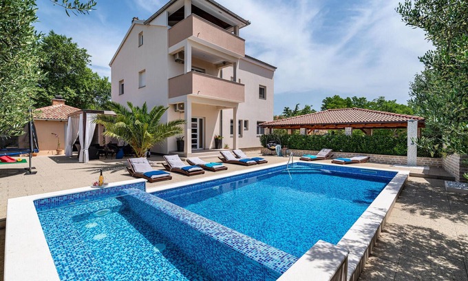 Velim House | Lovely home in Radasinovci with kitchen