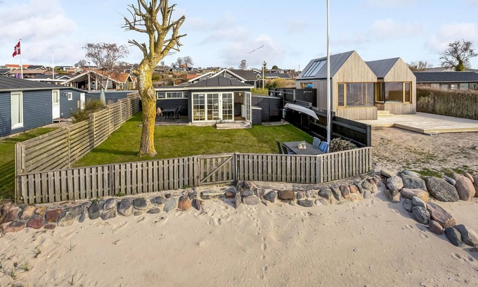 Ronde House | Lovely home in Rønde with kitchen
