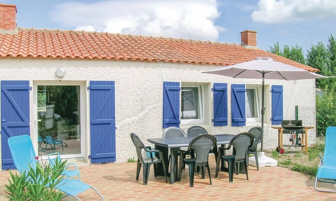 Saint-Urbain House | Lovely home in St Urbain with kitchen