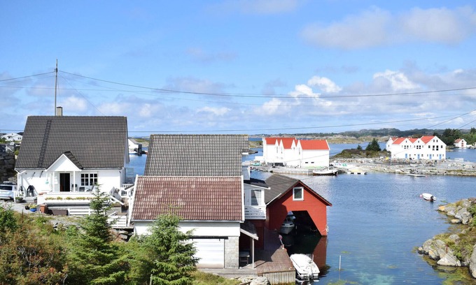 Karmoy House | Lovely home in Vedavågen with WiFi