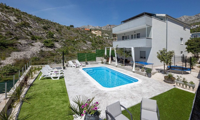 Zrnovnica House | Lovely home in Zrnovnica