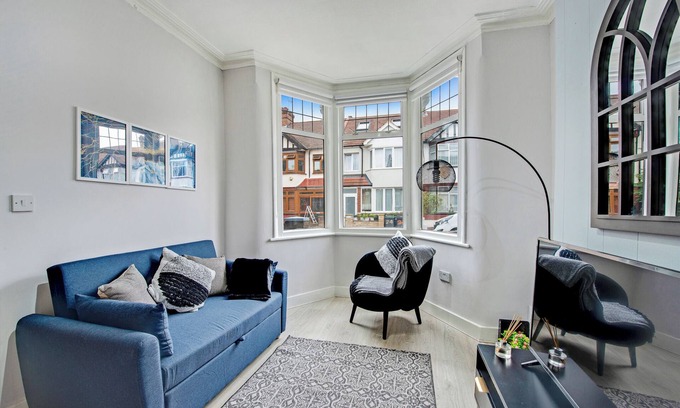Tottenham Hale House | Lovely Home - Park Views & Ideal Transport Links