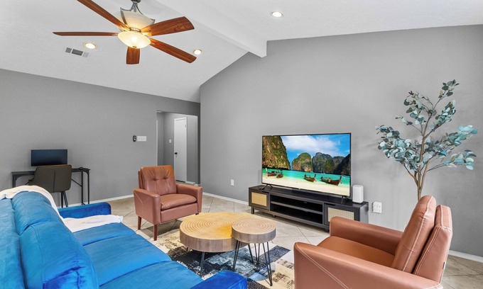 Barker House | Lovely home - Workspaces - King Bed - Fast WiFi