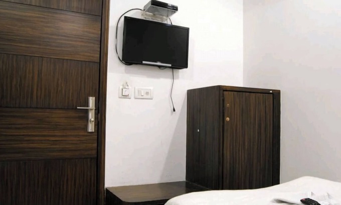 Motia Khan Hotel | Lovely hotel room with AC in bustling DL