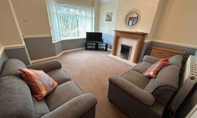 Tunstall House | Lovely house & driveway parking