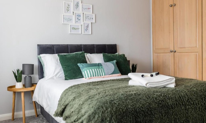 Cole Green House | Lovely House in Welwyn with Garden and Off road parking