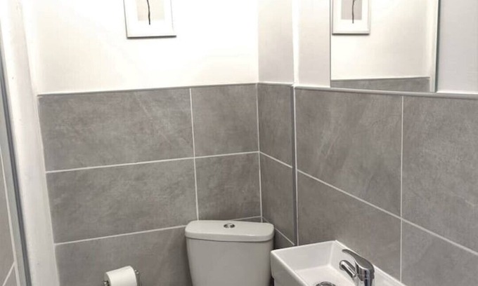 Chatham House | Lovely house in Medway - Free parking, sleeps up to 8