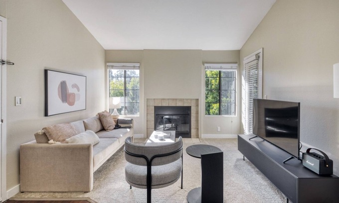 University City Apartment | Lovely La Jolla 1BR w/Gym, W/D & Pool, nr bars & shops, by Blueground