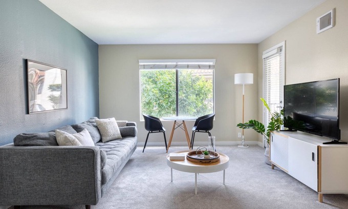 University City Apartment | Lovely La Jolla 1BR w/Gym, W/D & Pool, nr bars & shops, by Blueground