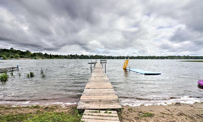 Dent House | Lovely Lake Cabin Boat Rentals and On-Site Bar