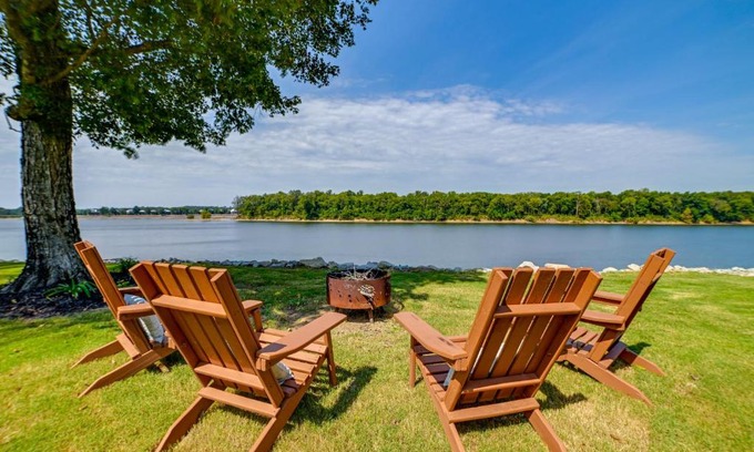 Olivehill Apartment | Lovely Lakefront Apartment with Boat Ramp Access