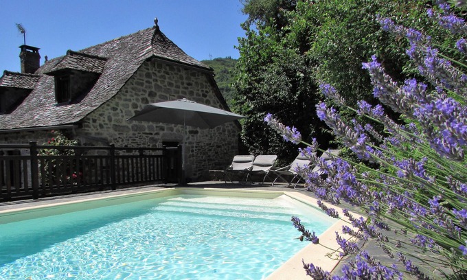 Saint-Hippolyte House | Lovely lakeside house with private pool
