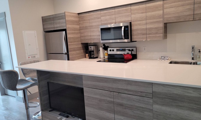 Vernon Condo | Lovely lakeside condo with pool close to amenitiesnn