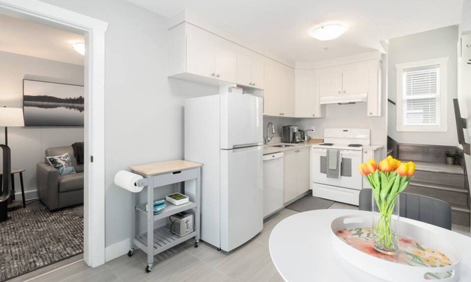 Hastings House | Lovely Laneway House, 1BD