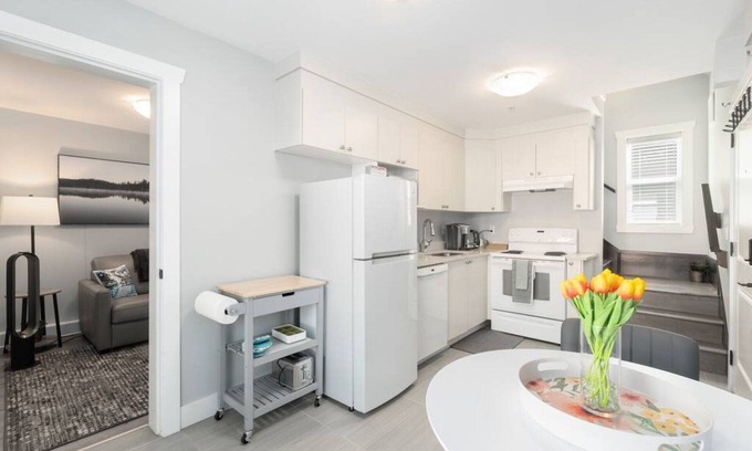 Hastings House | Lovely Laneway House, 1BD