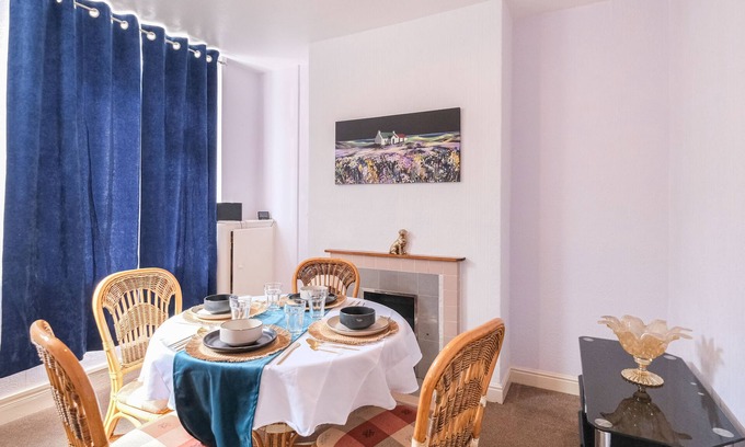 Hartshill House | Lovely large 2-Bed House with 2 Reception Rooms
