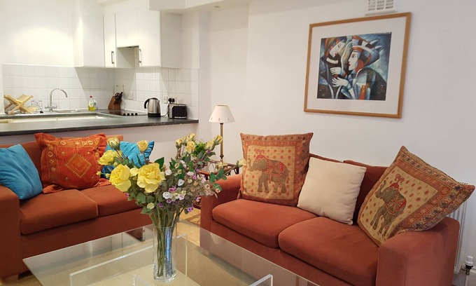 Addison Apartment | Lovely Large Garden Flat near Westfield & Olympia