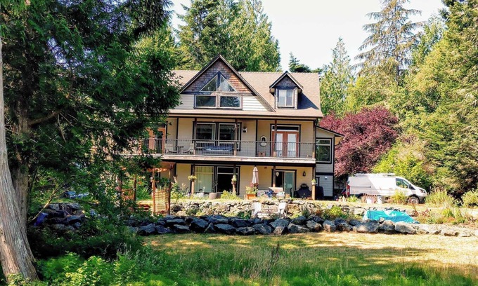 Otter Point House | Lovely large Lakehouse with breathtaking views in peaceful surroundings in Sooke
