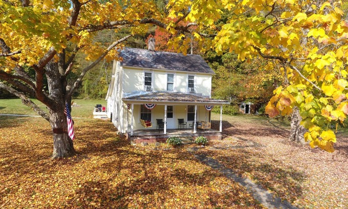Nelsonville Cabin | Lovely Laurel Run Cottage, Hocking Hills, Hot Tub