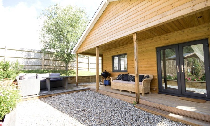 Sedlescombe Cabin | Lovely Lodge on one floor in Country setting