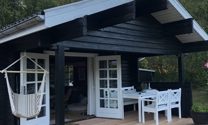 Sæby Cottage | Lovely log house next to protected plantation