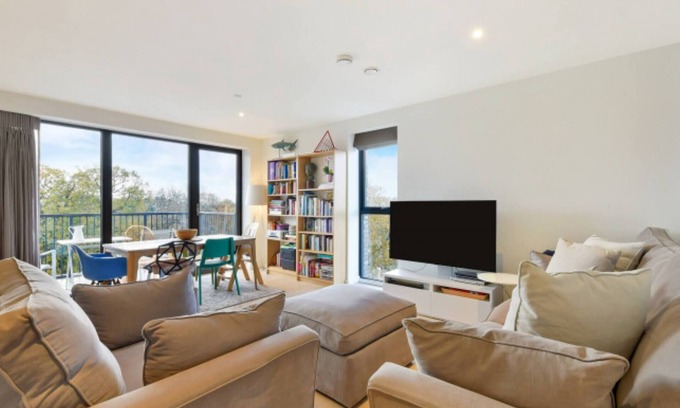 West Hill Apartment | Lovely Luminous 3 Bed Flat, with secure Ev Parkng