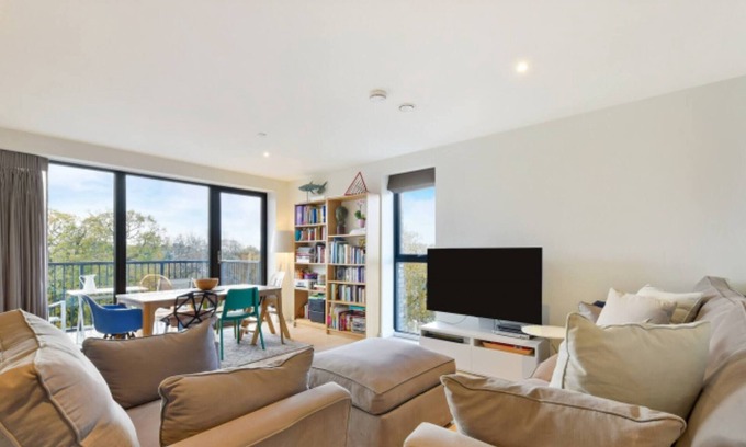 West Hill Apartment | Lovely Luminous 3 Bed Flat, with secure Ev Parkng