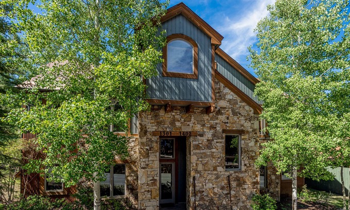 Mountain Village Condo | Lovely Meadows Ski condo with fireplace, balcony & washer/dryer