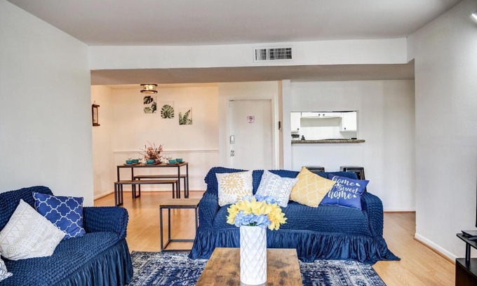South Main House | Lovely Med center 3BR 2BA condo with free parking