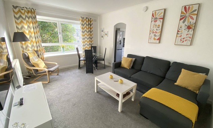 Paisley Apartment | Lovely Modern 1 bedroom apartment - Sleeps up to 4 guests