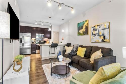 Chestnut Apartment | Lovely Modern 1Br KingBed FreeParking Wi-Fi