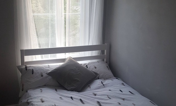 Little Stukeley Apartment | Lovely modern 2 bedroom apartment 2 minutes away from parks and forest