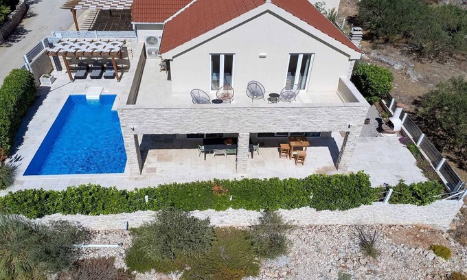 Pitve Villa | Lovely modern poolside villa in Pitve on the island of Hvar