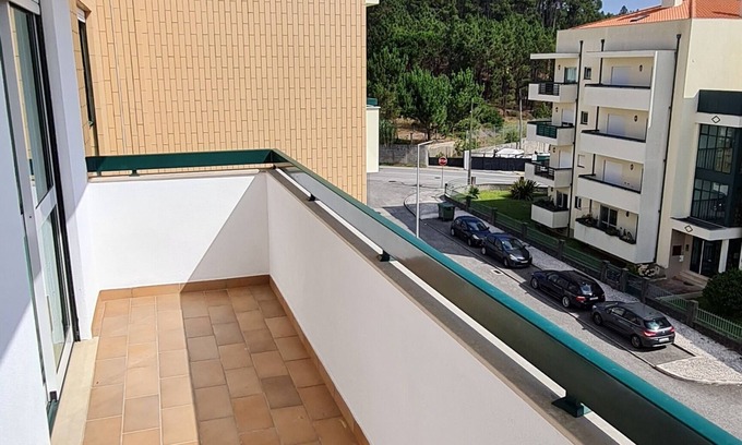 Tavarede Apartment | Lovely Modern Duplex 3 Bedroom Flat in Quiet Area