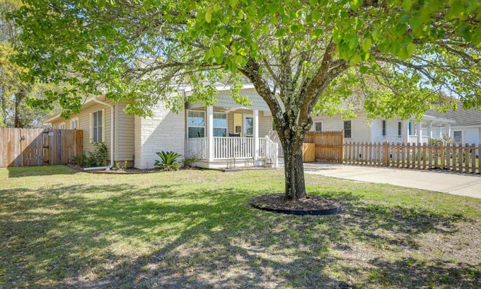 Morehead City House | Lovely Morehead City Home with Fire Pit and Gas Grill