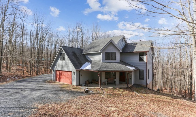 Old Timberline House | Lovely mountain home in a beautiful wooded setting. Welcome to Hart's Horn!