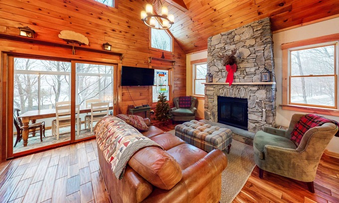 Jeffersonville House | Lovely mountainside home with a firepit & washer/dryer - dog-friendly