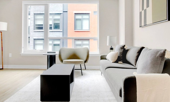 Mount Vernon Triangle Apartment | Lovely Mt Vernon Studio w/ Pool, W/D & Gym, near Metro, by Blueground