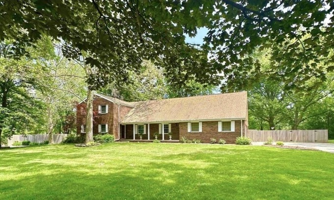 Centralia House | Lovely neighborhood. Near hospitals. Weekly and Monthly rates available.