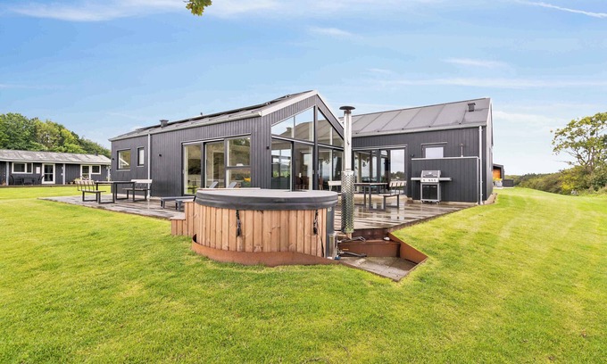 Aabenraa House | Lovely, new-built cottage near sea