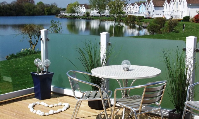 South Cerney Cottage | Lovely New-England Style Lodge with Stunning Lake Views